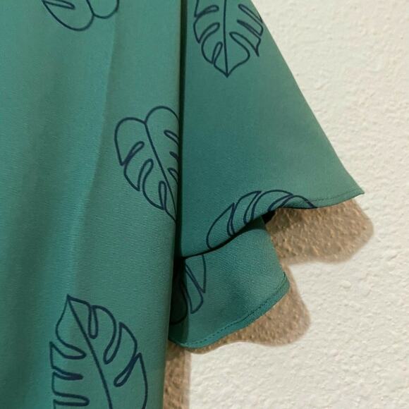 Modcloth Womens Green Palm Leaf V Neck Flutter Sleeve Back Tie Blouse Top Sz XXS - Picture 3 of 8